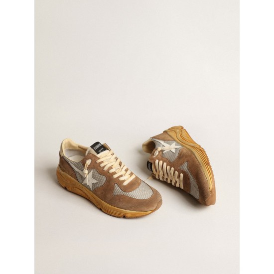Running Sole in silver mesh and tobacco suede with a white star